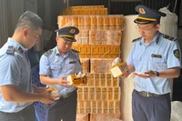 Lực lượng Quản lý thị trường kiểm tra một cơ sở kinh doanh giấy ăn giả mạo nhãn hiệu tại Bắc Ninh.