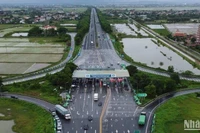 Thu phí không dừng tại Trạm thu phí Cao Bồ trên Cao tốc Cầu Giẽ-Ninh Bình. (Ảnh: MINH TRANG)