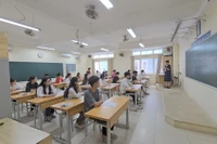 Thí sinh tại điểm thi Trường THCS Phan Chu Trinh, Hà Nội chiều 26/6 (Ảnh: TRUNG HIẾU)