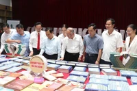 Các đại biểu tham quan trưng bày "Cách mạng Tháng Tám - Mốc son thời đại" tại Thư viện tỉnh Bắc Ninh.