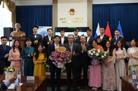 Đại sứ Việt Nam tại Liên bang Nga Đặng Minh Khôi và Chủ tịch Hội người Việt Nam tại Liên bang Nga Đỗ Xuân Hoàng tặng hoa chúc mừng Ban Chấp hành Hội Sinh viên Việt Nam tại Liên bang Nga khóa I. (Ảnh: Xuân Hưng)