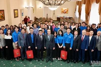 Đại sứ Đặng Minh Khôi và các đại biểu chụp ảnh lưu niệm với đại diện thanh niên, sinh viên Việt Nam tại Liên bang Nga. (Ảnh: XUÂN HƯNG)