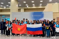 Đoàn học sinh Việt Nam đến sân bay quốc tế Domodedovo, bắt đầu hành trình khám phá nước Nga.