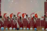 Chương trình văn nghệ chào mừng. Ảnh: XUÂN HƯNG
