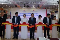 Bộ trưởng Công thương Việt Nam Nguyễn Hồng Diên, Thứ trưởng Phát triển kinh tế Nga Vladimir Ilyichev cùng các đại biểu cắt băng khai mạc sự kiện. (Ảnh: XUÂN HƯNG)