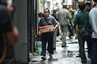Người dân tiếp tế các lực lượng tham gia chữa cháy và những người bị nạn.