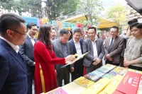 Các đại biểu tham quan hoạt động tại Phố sách Xuân Giáp Thìn.