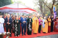 Các đại biểu dâng hương tưởng niệm Hai Bà Trưng.