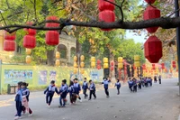Các em học sinh tham quan, trải nghiệm tại Hoàng thành Thăng Long.