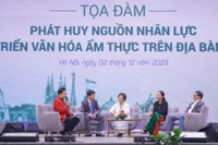 Các đại biểu trao đổi về các giải pháp khai thác ẩm thực để phát triển công nghiệp văn hoá.