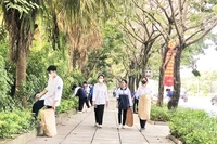 Tuổi trẻ Long Biên tham gia bảo vệ môi trường tại các không gian công cộng.