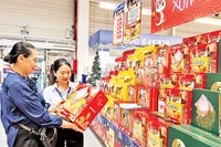 Quà Tết được trưng bày ở vị trí bắt mắt, thu hút người tiêu dùng mua sắm tại siêu thị MM Mega Market Bình Phú, Quận 6.
