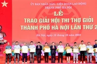 Phó Chủ tịch Tổng Liên đoàn Lao động Việt Nam Trần Văn Thuật và Phó Chủ tịch Ủy ban nhân dân Thành phố Hà Nội Chử Xuân Dũng trao giải nhất tặng các thí sinh.