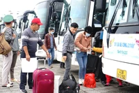 Người lao động cùng người thân chuẩn bị lên xe.