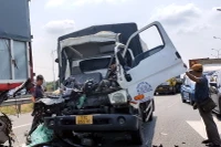 Sau cú va chạm khiến đầu xe tải bị bẹp rúm.