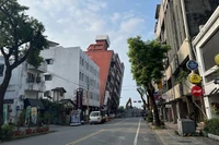 Tòa nhà bị đổ nghiêng sau trận động đất tại Hoa Liên, Đài Loan, Trung Quốc, ngày 4/4. (Ảnh: THX/TTXVN)