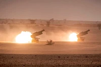 Hệ thống tên lửa pháo binh cơ động cao (HIMARS) của Mỹ khai hỏa trong một cuộc tập trận. (Ảnh: AFP/TTXVN)