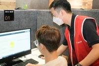 Thí sinh được hướng dẫn làm bài thi IELTS trên máy tính (Ảnh: Hội đồng Anh Việt Nam)