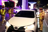 Tổ công tác Cục Cảnh sát giao thông kiểm tra nồng độ cồn trên đường Võ Thị Sáu, thành phố Biên Hòa.