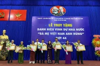 Chủ tịch Ủy ban nhân dân Thành phố Hồ Chí Minh Phan Văn Mãi và Chủ tịch Hội đồng nhân dân Thành phố Nguyễn Thị Lệ trao danh hiệu vinh dự Nhà nước “Bà Mẹ Việt Nam Anh hùng” cho đại diện gia đình các Mẹ.