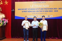 Bộ trưởng Giao thông vận tải trao giải Nhất cho các tác giả đoạt giải.