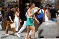 Người dân di chuyển dưới trời nắng nóng tại Madrid, Tây Ban Nha. (Ảnh: AFP/TTXVN)