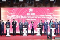 Các đại biểu bấm nút khai trương các ứng dụng chuyển đổi số dùng chung ba cấp trong các cơ quan Đảng, Chính quyền, Đoàn thể thành phố Hà Nội. (Ảnh: QUỐC TOẢN)
