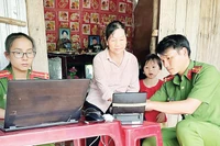 Các chiến sĩ Công an huyện Lộc Ninh đến tận nhà hỗ trợ người dân làm căn cước công dân. (Ảnh: NHẤT SƠN)