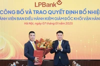 Ông Nguyễn Đức Thụy - Chủ tịch HĐQT LPBank trao quyết định bổ nhiệm cho ông Nguyễn Hoàng Hải.