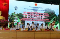 Đại diện tập đoàn Central Retail (giữa) ký kết Thỏa thuận hợp tác (MOU) với các doanh nghiệp, hợp tác xã trên địa bàn Hưng Yên.