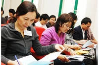 Nhà đầu tư xem xét báo cáo tài chính tại đại hội cổ đông của doanh nghiệp. Ảnh: HẢI ANH