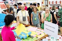 Bằng cách miễn thị thực cho các nhóm đối tượng khác nhau, du lịch đang thu hút nhiều du khách. Ảnh: NAM ANH