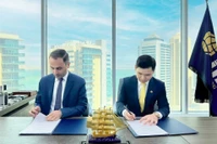 Ông Đỗ Vinh Quang (phải) và ông Amir Ali Salemi, Giám đốc điều hành Tập đoàn JTA ký và trao biên bản ghi nhớ hợp tác nghiên cứu đầu tư dự án tại Đông Anh, TP Hà Nội.