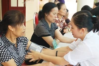Khám sức khỏe cho người cao tuổi tại phường Quan Hoa (Cầu Giấy, Hà Nội). Ảnh: HẢI NAM