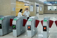 Soát vé điện tử trên tuyến đường sắt đô thị Cát Linh - Hà Đông. 