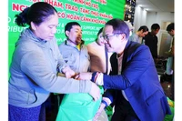 Trao tặng sinh kế cho người có hoàn cảnh khó khăn tại lễ ra mắt Food Bank Bình Định.