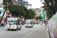 Các phương tiện như xe điện, taxi điện được khuyến khích để đưa đón khách tham quan trong phố cổ. 