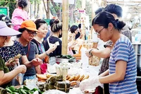 Người tiêu dùng nên lựa chọn các loại thực phẩm có xuất xứ và nguồn gốc rõ ràng. Ảnh: HẢI NAM