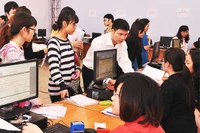 Doanh nghiệp kê khai thuế tại Cục Thuế Hà Nội. Ảnh: BẮC SƠN