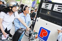 Nhiều ý kiến cho rằng, thành lập sàn giao dịch xăng dầu nhằm tăng tính công khai, minh bạch. Ảnh: NAM ANH