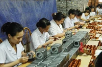 Chính sách BHXH đang được hoàn thiện theo hướng bảo đảm tốt hơn quyền lợi của người lao động. Ảnh: BẮC HẢI