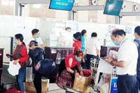 Hành khách làm thủ tục tại cảng hàng không quốc tế Nội Bài. Ảnh: SONG ANH
