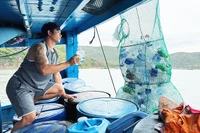 Ngư dân được vận động tự phân loại rác thải ngay từ trên tàu.