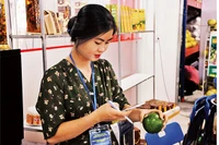 Quét mã truy xuất nguồn gốc các loại hoa quả. Ảnh: NGUYỆT ANH