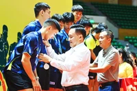 Phó Tổng Biên tập Báo Nhân Dân Phan Văn Hùng và Chủ tịch Liên đoàn Bóng bàn Việt Nam Nguyễn Xuân Vũ trao huy chương và cúp cho các đội đoạt giải tại nội dung đồng đội nam.