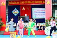 Học sinh biểu diễn tiểu phẩm về phân loại rác.