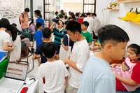 Nhiều học sinh tiểu học tại Hà Nội đến đăng ký học thêm tại Trung tâm bồi dưỡng kiến thức.