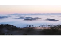 Mây sớm bao trùm thị trấn.