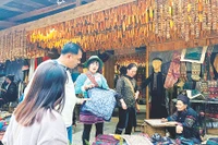 Du khách nước ngoài thích thú với các sản phẩm thổ cẩm tại bản Cát Cát.