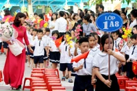 Chính sách tiền lương và phụ cấp để nhà giáo yên tâm cống hiến là vấn đề nhận được nhiều ý kiến đóng góp. Ảnh: HẢI NAM